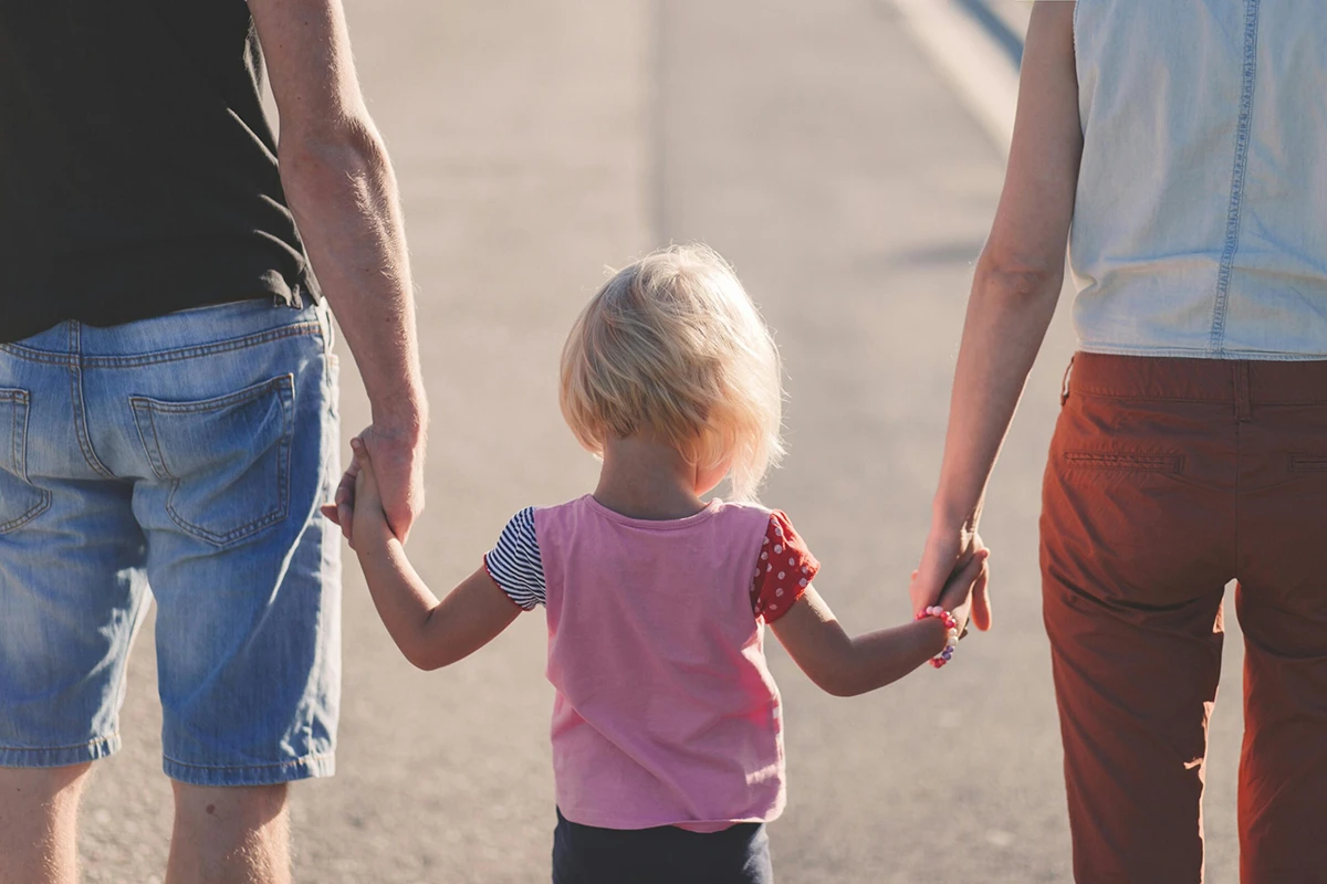 Familie som leier et barn